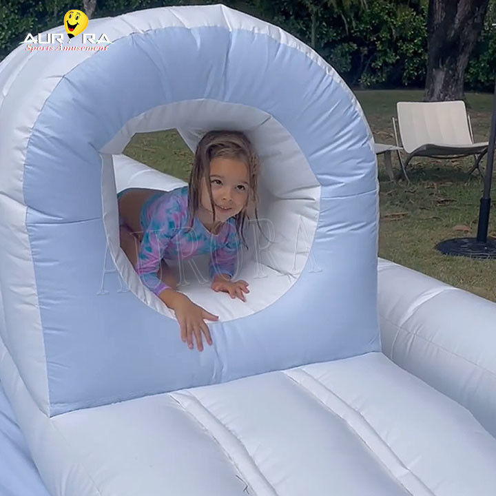 সাদা বহিরঙ্গন inflatable নরম খেলার সরঞ্জাম খেলার মাঠ জল স্লাইড পুল বাচ্চাদের জন্য