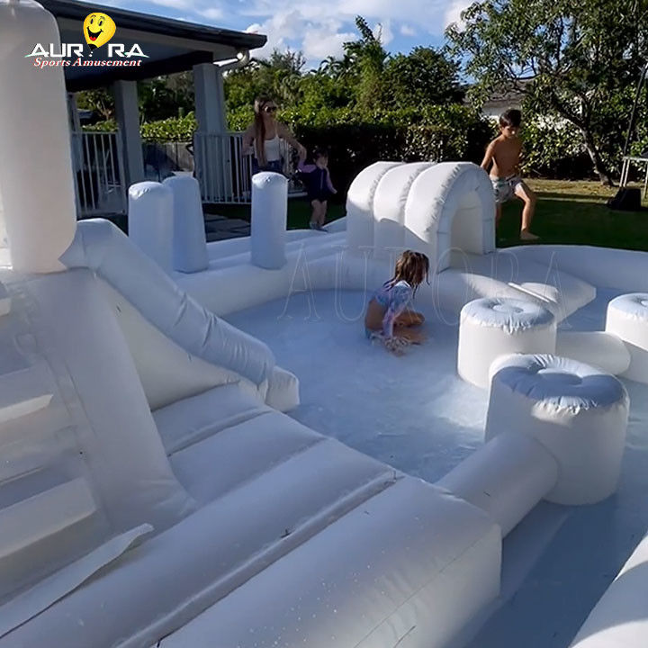 সাদা বহিরঙ্গন inflatable নরম খেলার সরঞ্জাম খেলার মাঠ জল স্লাইড পুল বাচ্চাদের জন্য
