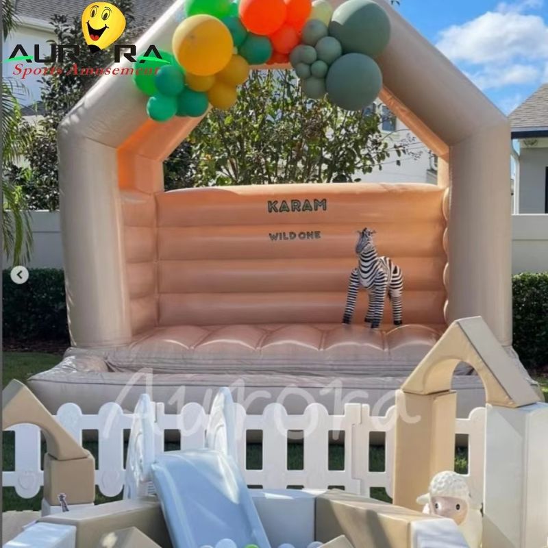 ট্যান এবং হোয়াইট পিভিসি পিইউ inflatable নরম খেলার সরঞ্জাম খেলার মাঠ কাস্টমাইজড রঙ