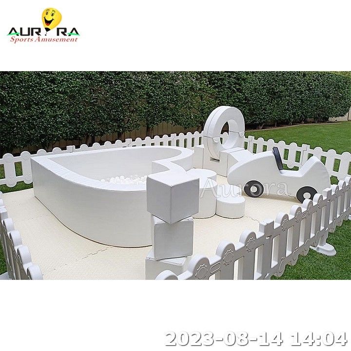 ফোম ম্যাটস ইনডোর সফট প্লে হার্ট শেপ ইনডোর খেলার মাঠ হোয়াইট বোল পিট